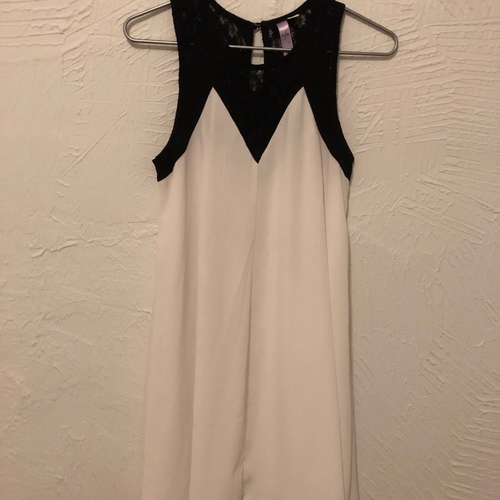Francesca’s Alya White/Black dress - Picture 2 of 4